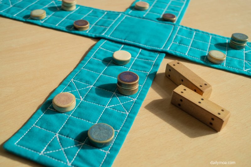 바둑판과 바둑돌 — 프로 바둑 기사 윤라은