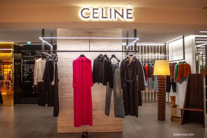 준지 브랜드 의류 매장 내부