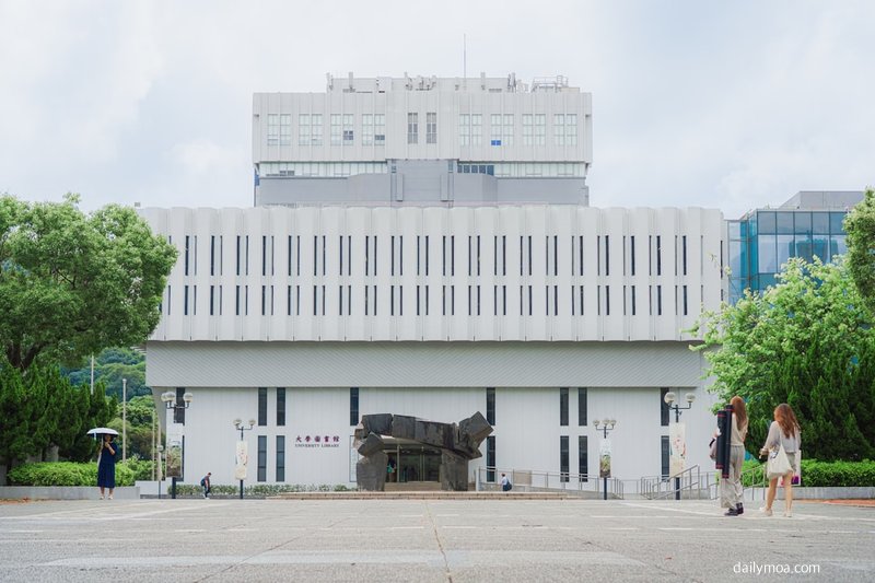 강진군청 청사 전경과 주변 자연 환경