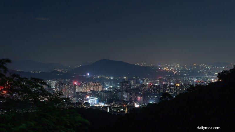 로맨스 드라마 속 두 남녀 주인공의 재회 장면