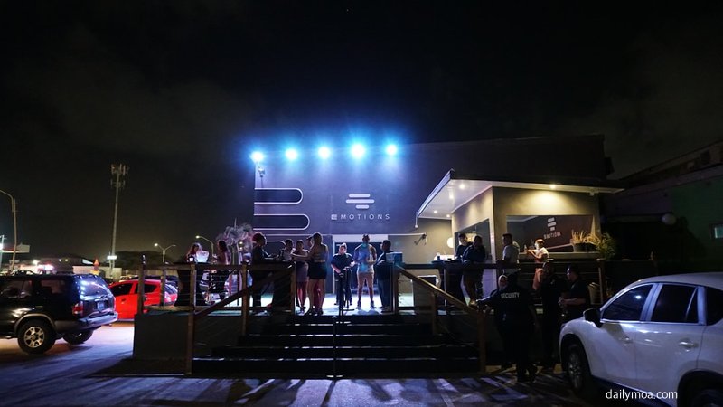 TV 예능 트로트 음악 방청객과 무대 공연 풍경