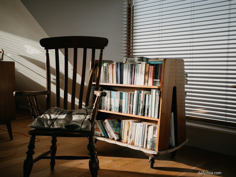 창밖으로 서울 도심 풍경이 보이는 도서관 창가 열람 공간