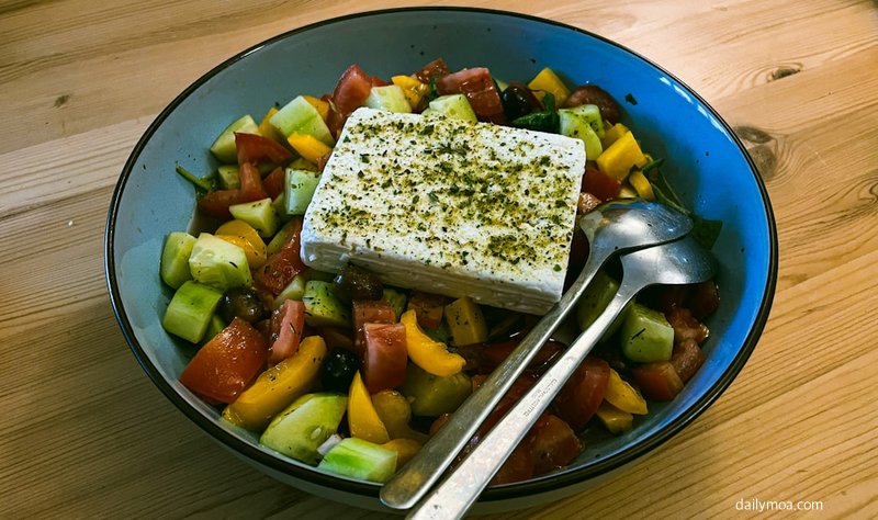 다이어트 두부 샐러드와 채소가 담긴 그릇