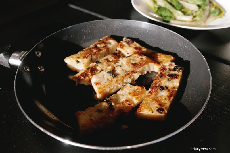 에어프라이어에 구운 두부와 채소 반찬 구성