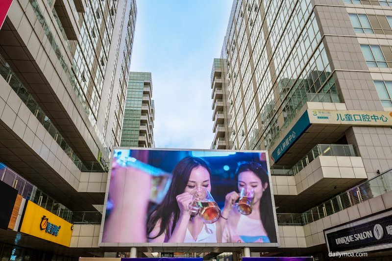 나 혼자 산다 프로그램 스타일의 1인 생활 공간에서 식사를 준비하는 장면