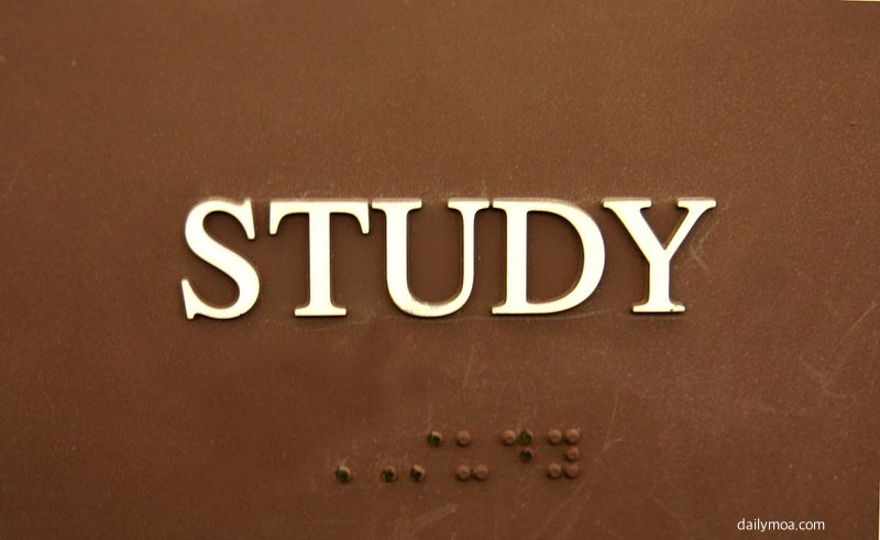 공인회계사 1차 시험 준비를 위해 회계학 교재와 수험서를 펼쳐 공부하는 모습