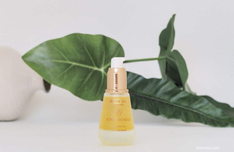 피부 관리 전문가들이 모임에서 최신 피부 관리 기기를 시연하는 장면