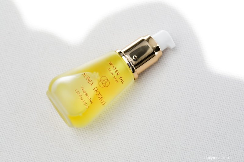 피부 관리 전문가가 고객에게 페이셜 트리트먼트를 시술하는 모습