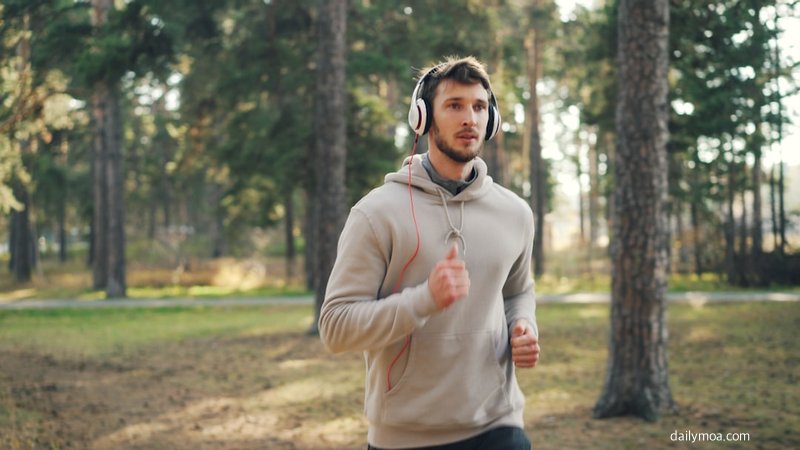 공원에서 달리기를 하며 유산소 운동을 하는 러너의 모습