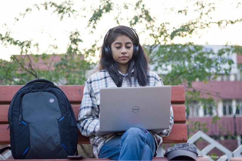 대학생이 쇼핑몰 온라인 스토어에서 노트북과 전자기기 할인 상품을 비교 검색하는 장면