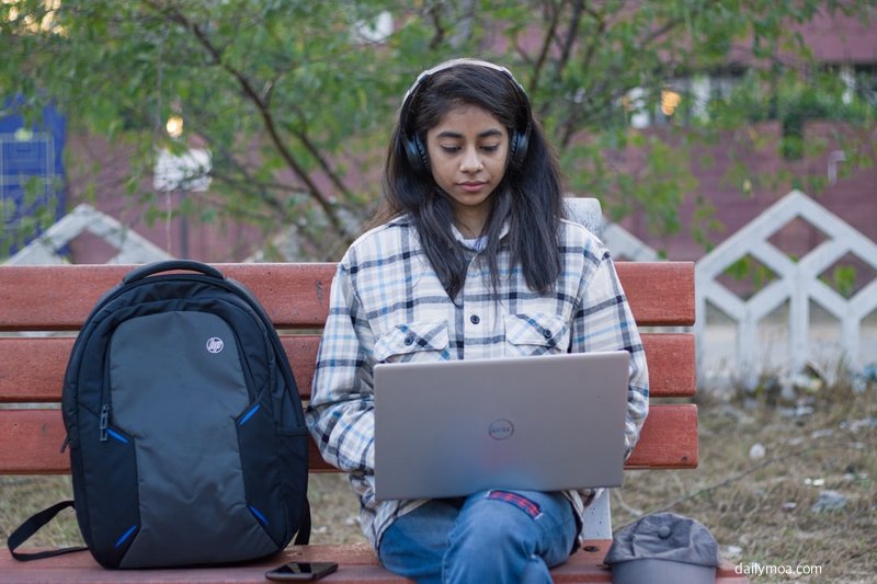 여러 브랜드의 노트북과 태블릿 전자기기를 나란히 놓고 가격과 사양을 비교하는 장면