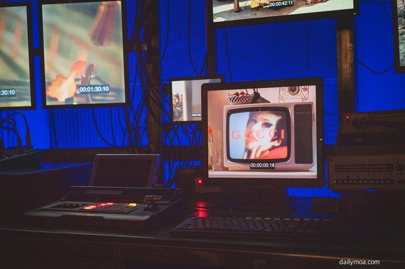 방송 스튜디오에서 진행자와 패널이 출연자의 일상 영상을 시청하며 반응하는 장면