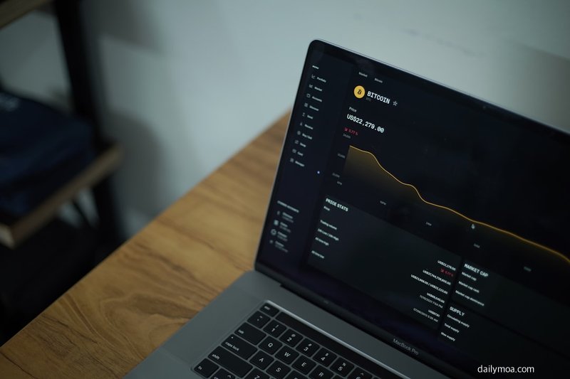 노트북 화면에서 코인마켓캡 사이트에 접속해 비트코인 시세 차트를 보는 장면