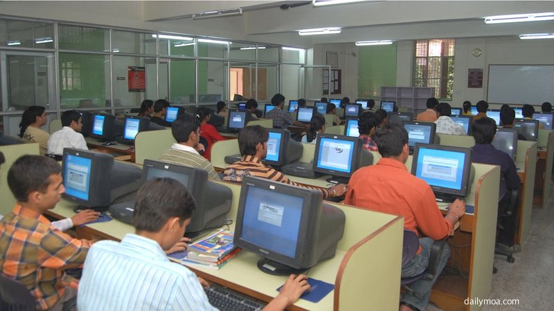 정부 기관 창구 앞에서 서류를 준비하는 모습