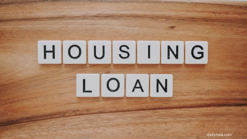 은행 창구에서 대출 상담을 받는 고객의 모습