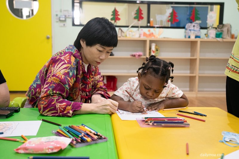 어린이집 외관과 어린이들이 놀이하는 놀이터 모습