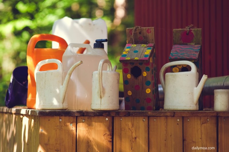 부모가 태블릿으로 어린이집 입소대기 온라인 신청 화면을 확인하는 모습