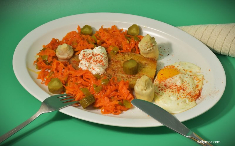 닭 가슴살, 샐러드, 단백질 보충제가 놓인 다이어트 식단 구성 모습