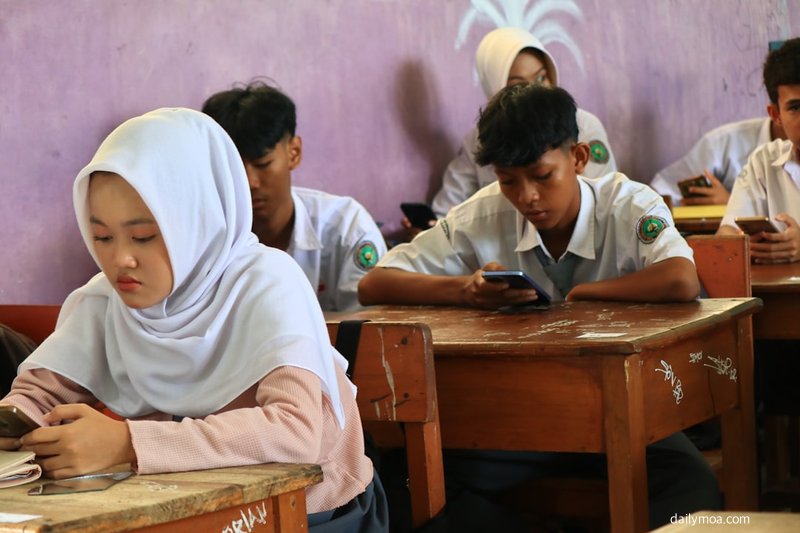 교육청 건물로 향하는 도로와 주변 표지판 모습