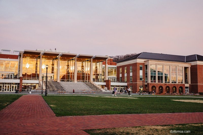 대학교 캠퍼스에서 장학금 안내 자료를 확인하는 대학생의 모습