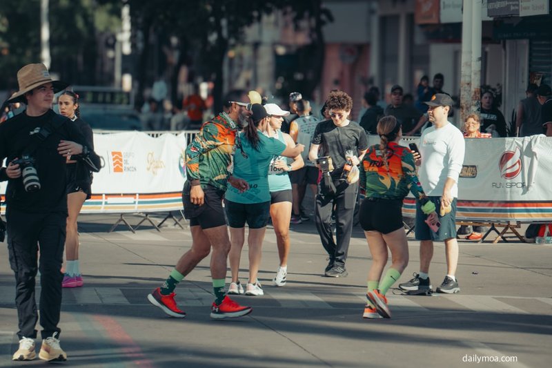 마라톤 대회 출발선에서 준비 중인 참가자들의 모습