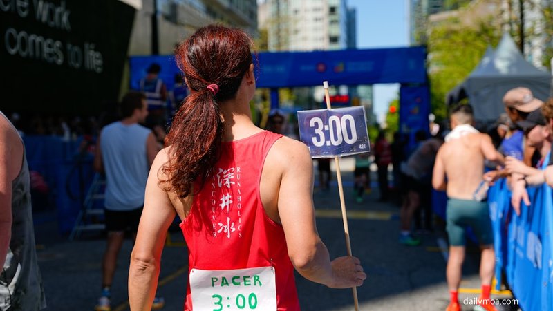 마라톤 피니시 라인을 통과하며 완주를 기뻐하는 달리기 참가자
