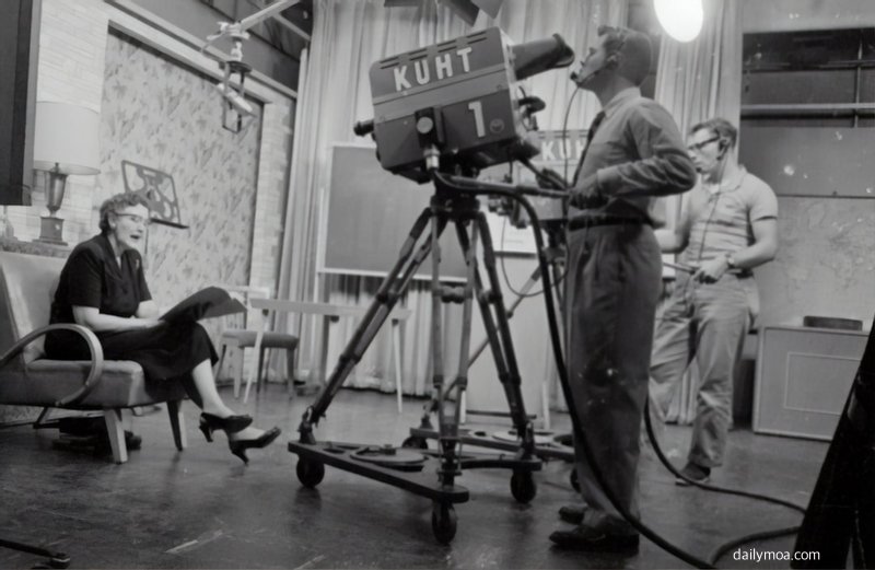 방송국 스튜디오에서 TV 예능 프로그램 촬영이 진행되는 장면