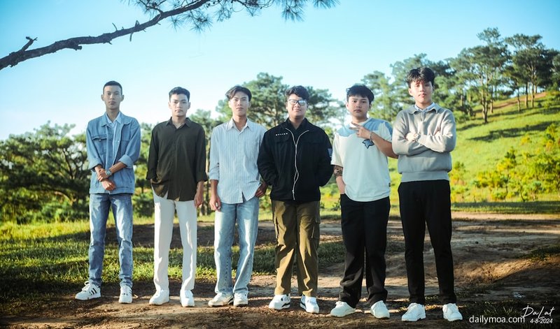 TV 예능 프로그램 스튜디오에서 출연진이 카메라 앞에 앉아 있는 장면