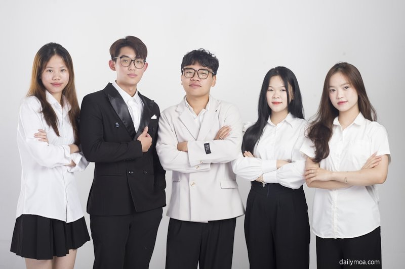 스마트폰 화면에서 TV 프로그램 예고 영상을 확인하는 모습