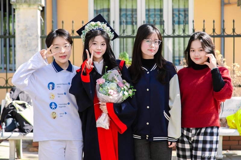 방송 스튜디오에서 여러 출연자들이 함께 촬영하는 장면