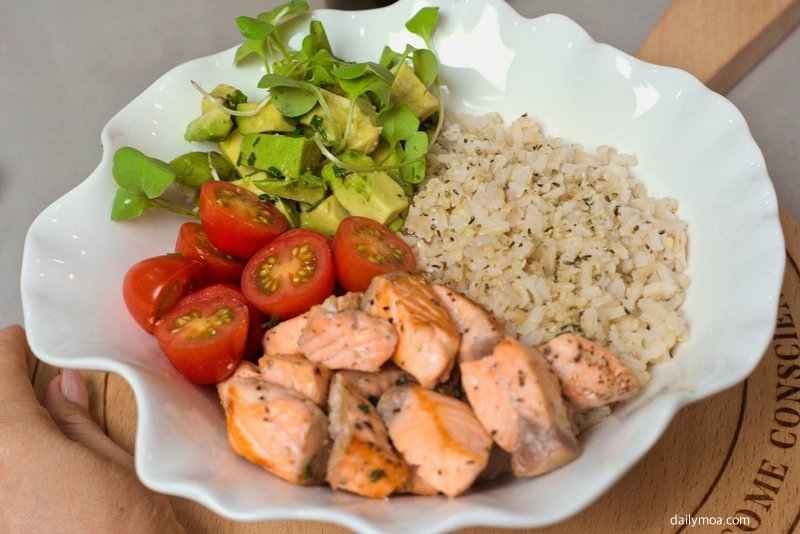 다이어트 식사 준비를 위해 주방에서 채소와 단백질 식품을 손질하는 장면