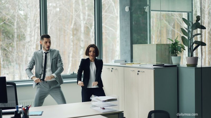 사무실에서 직원과 사업주가 서류를 검토하며 대화하는 모습
