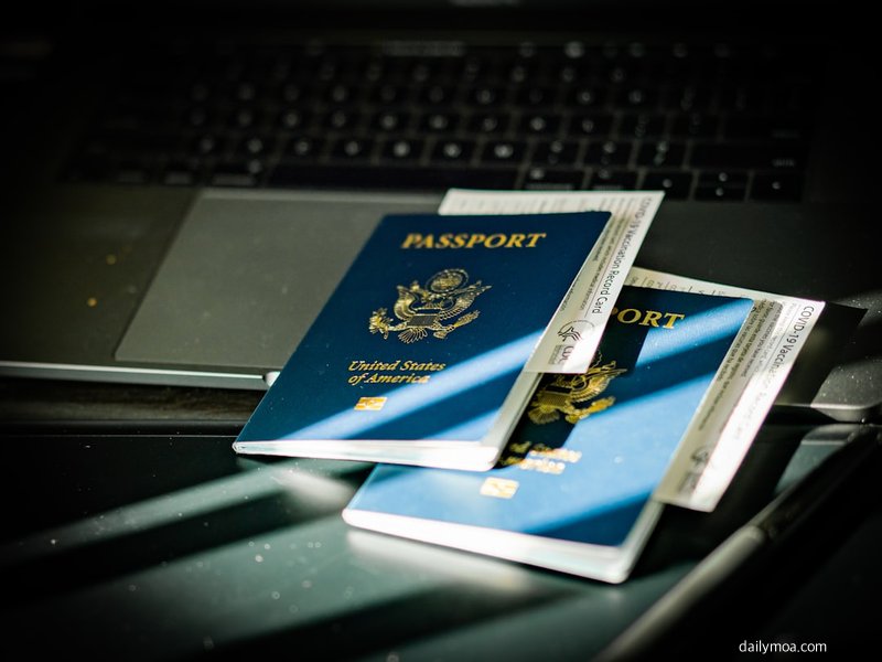 부모와 아이가 함께 행정 서비스 창구에서 서류를 제출하는 모습