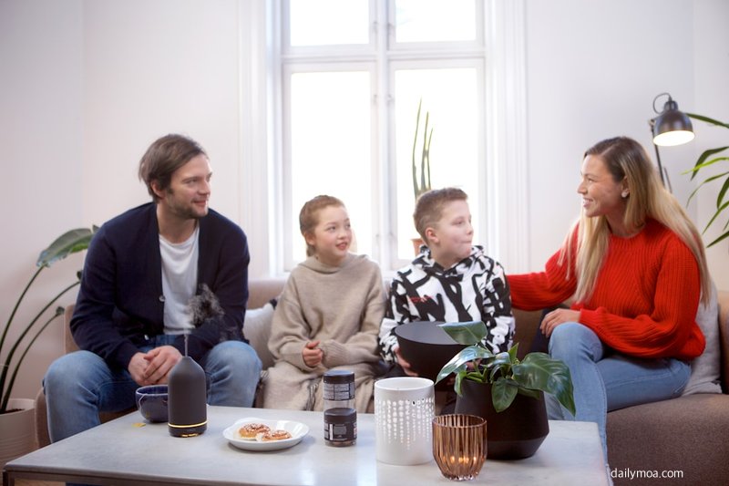 전세 계약 서류와 인감이 책상 위에 놓여 있고 금융 계산기가 옆에 있는 모습