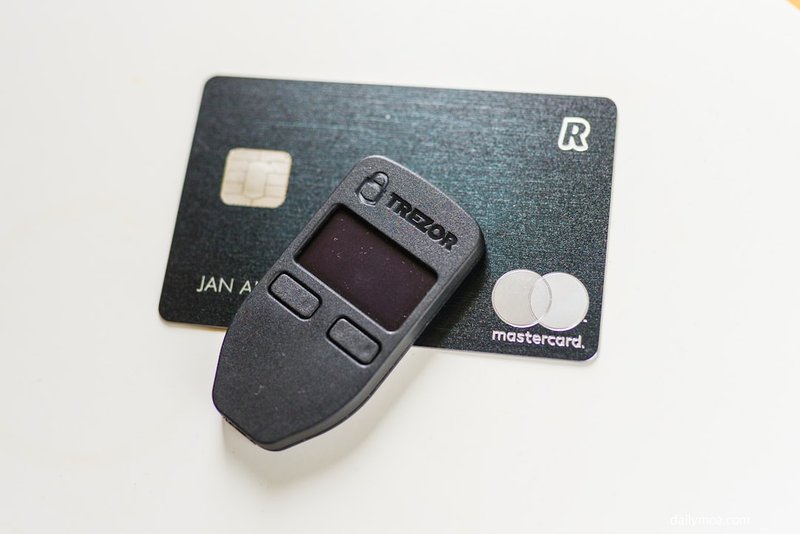 노트북과 계산기를 이용해 대출 금리를 비교하고 있는 사람의 모습