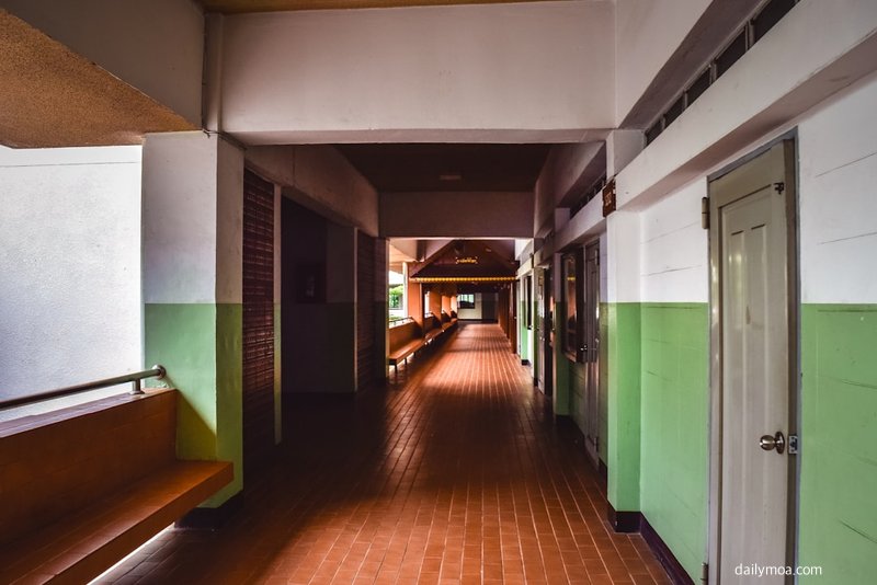 노트북으로 온라인 민원 포털에 접속해 신청서를 작성하는 모습