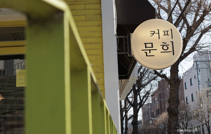 깔끔하게 정돈된 1인 가구 집 내부 거실과 작업 공간이 보이는 모습