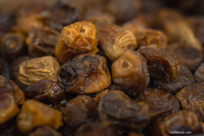 편의점 냉장 코너에 진열된 그릭 요거트, 삶은 달걀, 단백질 음료 등 건강 간식 모습