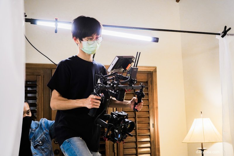 한국 배우 드라마 촬영 세트 장면