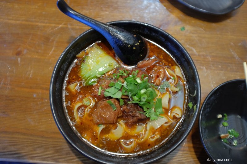 삼겹살 구이와 한국 식당 분위기