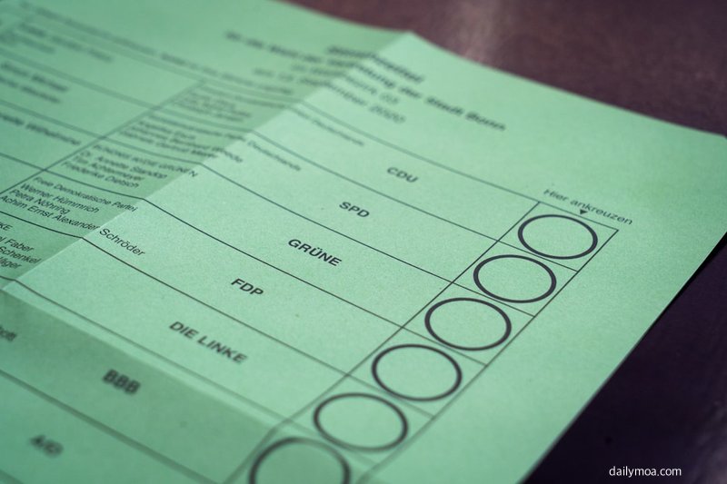 투표소에서 진행되는 재보궐선거 투표 장면