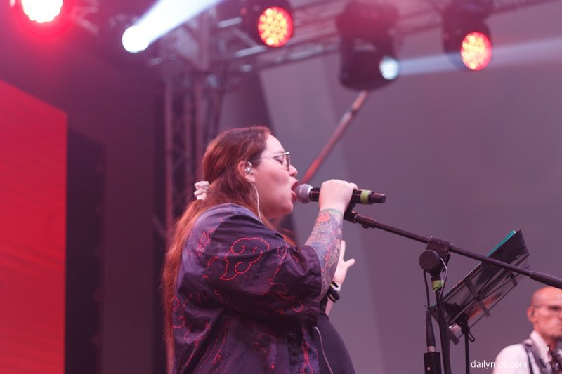 음악 마이크와 조명이 있는 공연 무대 이미지