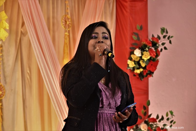 감성적인 음악 감상과 이어폰을 사용하는 사람 이미지