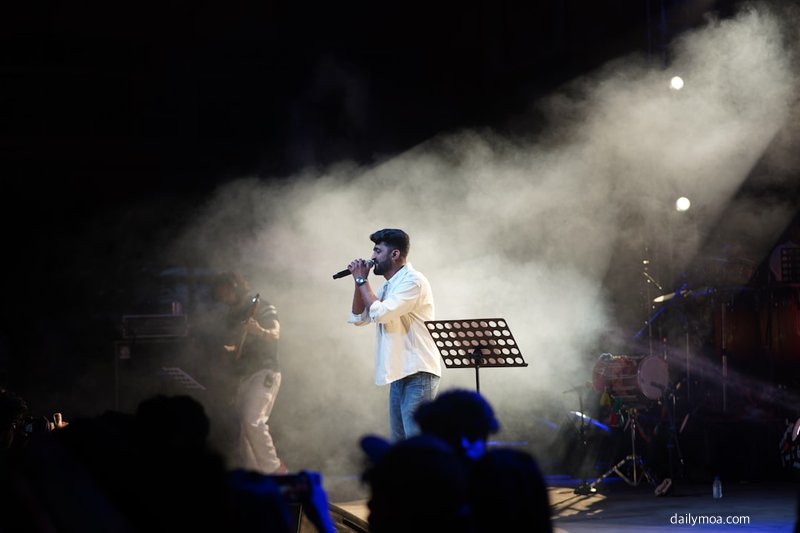 야간 공연장 조명과 음악 감성 이미지