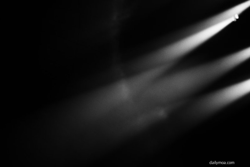 무대 조명이 비치는 공연 스테이지