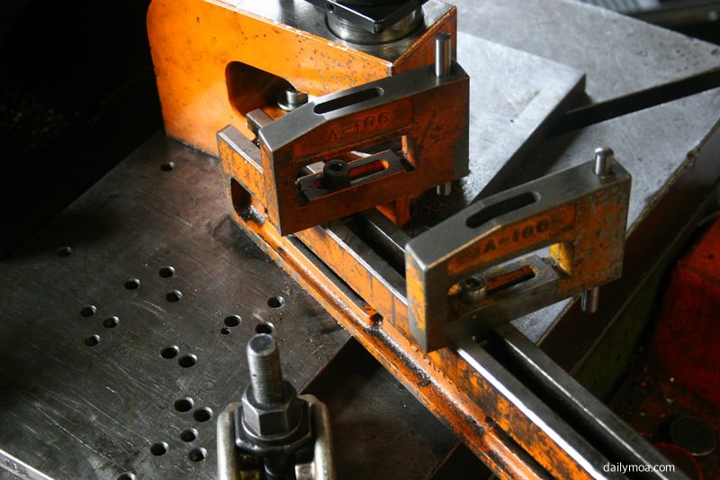 산업 현장의 기계 설비 전경