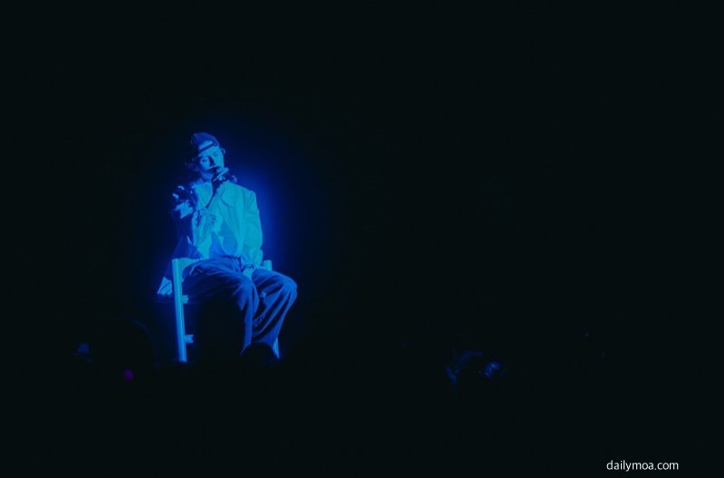 서바이벌 경연 무대 두 참가자 대결 장면