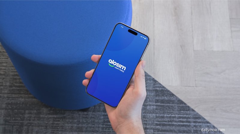 스마트폰 유심 삽입 장면