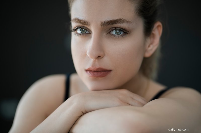 운동과 건강 관리를 상징하는 요가 포즈 이미지