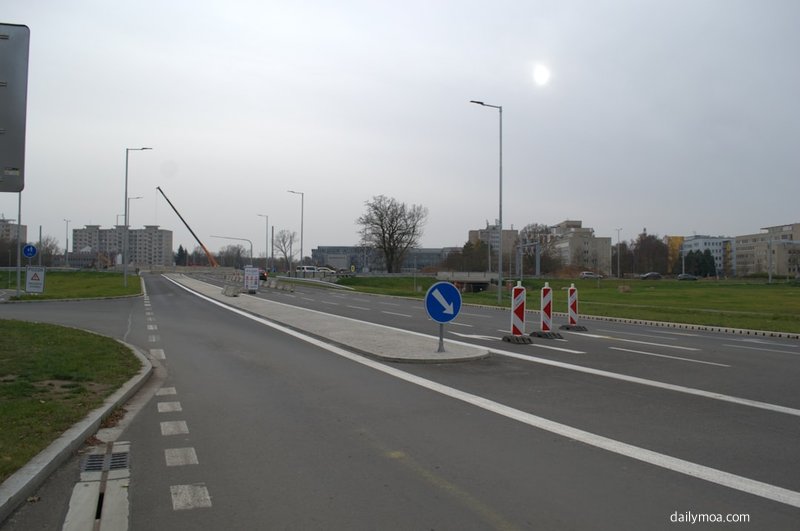 도로 지반 점검 작업과 안전 구역 설치 장면